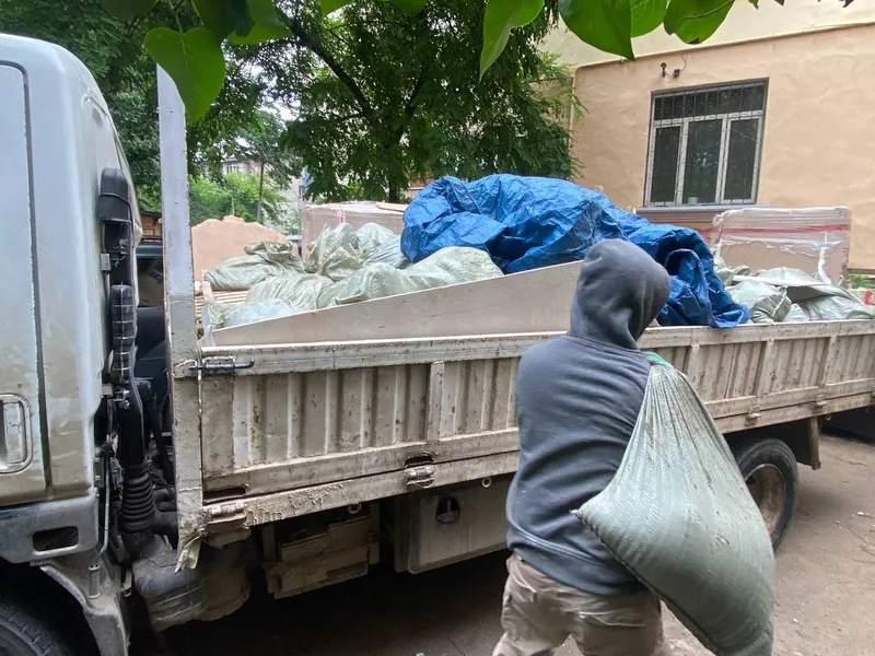 Бортовой грузовик Almaty Trans вывозит старую мебель в Алматы