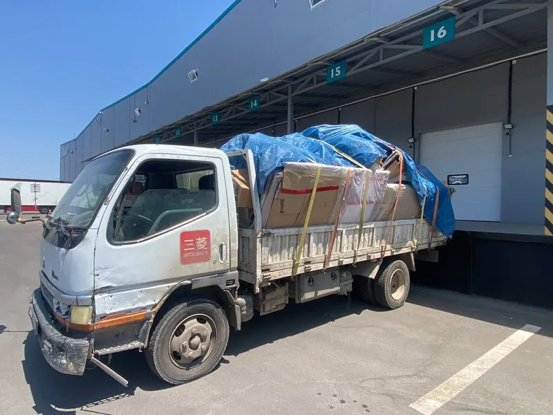 Погрузка застрахованного груза в бортовой грузовик Almaty Trans