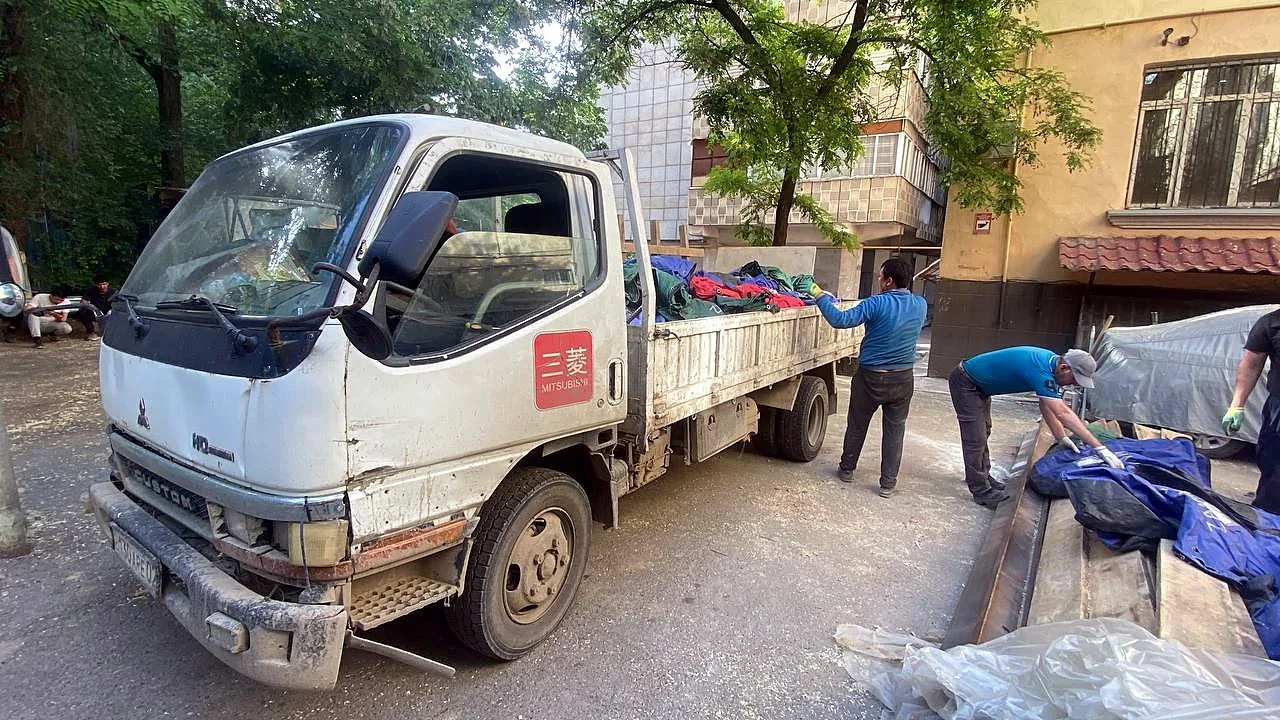 Погрузка вещей грузчиками Almaty Trans при переезде