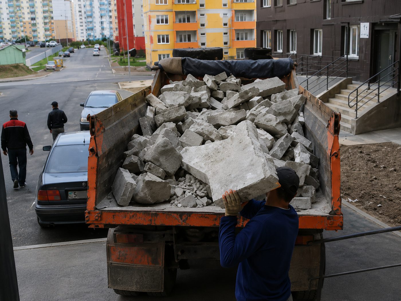 Вывоз боя бетона КамАЗом со двора в Ауэзовском районе Алматы — Almaty Trans