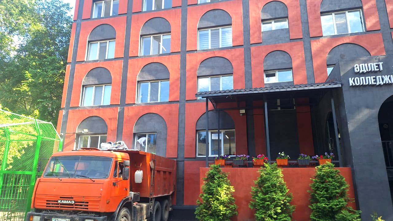 КамАЗ-самосвал Almaty Trans на объекте в Алматы