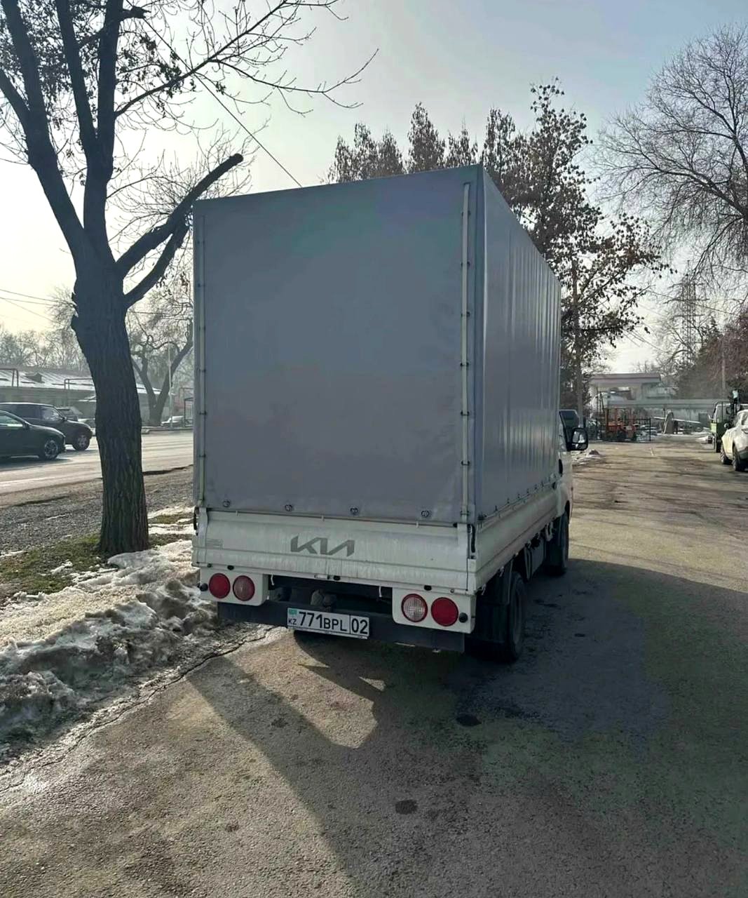 Тентованный грузовик KIA Almaty Trans на городской доставке, Алматы