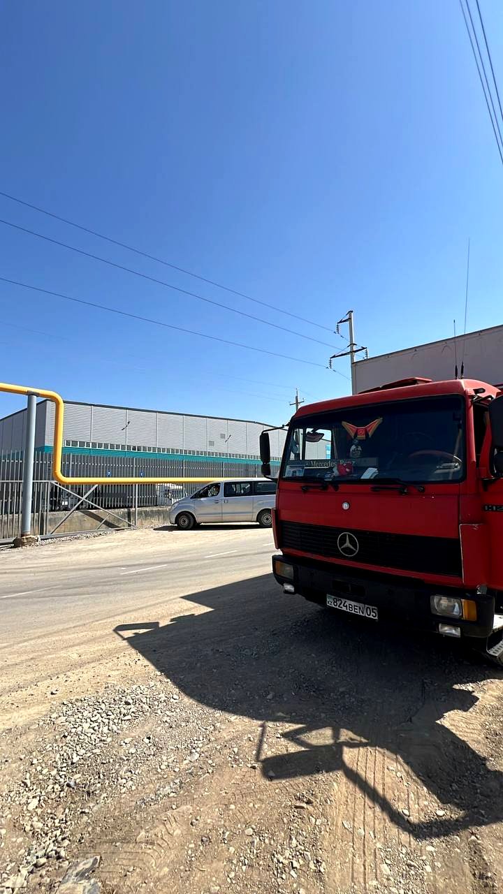 Грузовик Mercedes Almaty Trans на промышленном терминале, Алматы