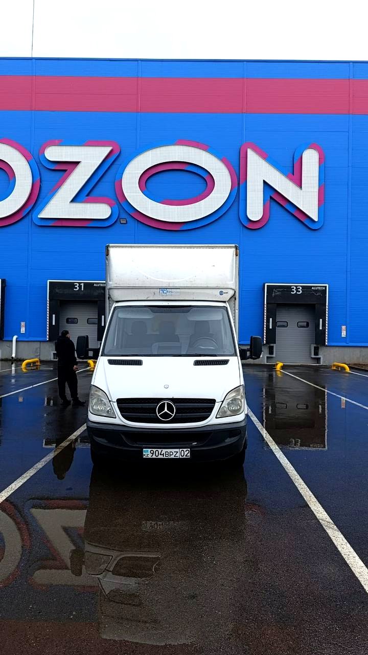 Фургон Almaty Trans на отгрузке поставки у склада Ozon в Алматы