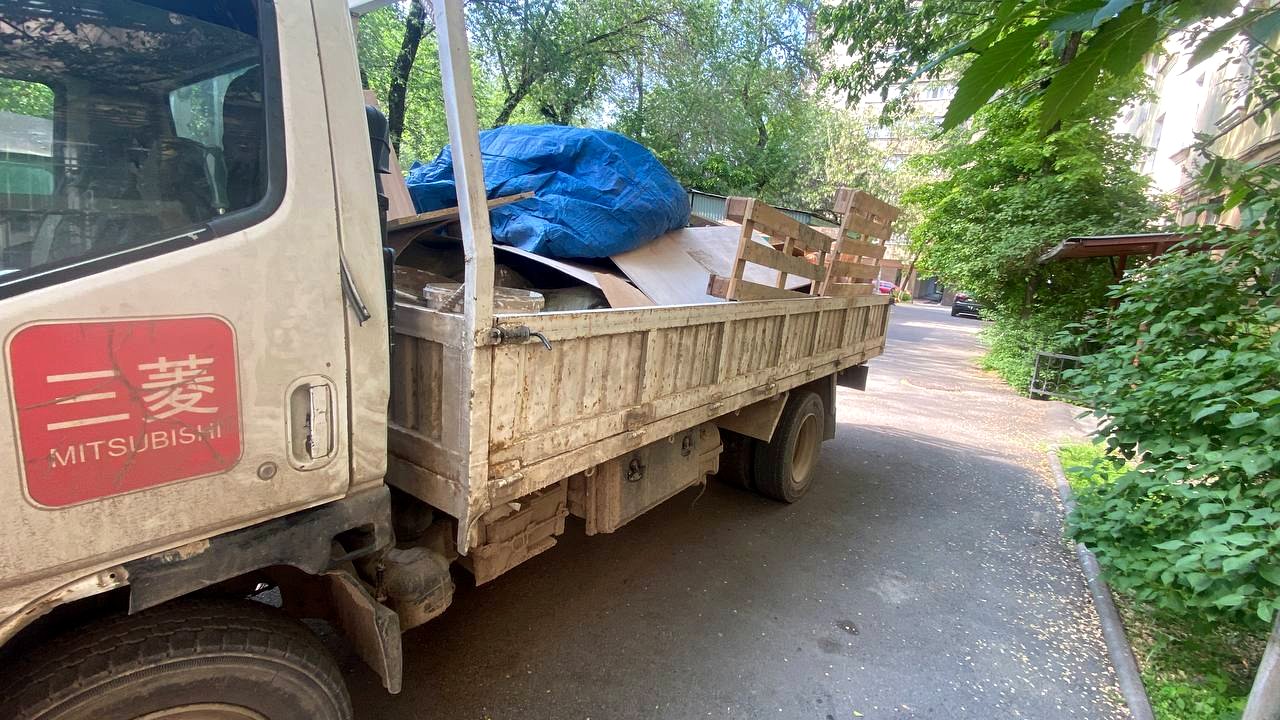 Фургон с гидробортом и рефрижератор Almaty Trans на погрузке, Алматы