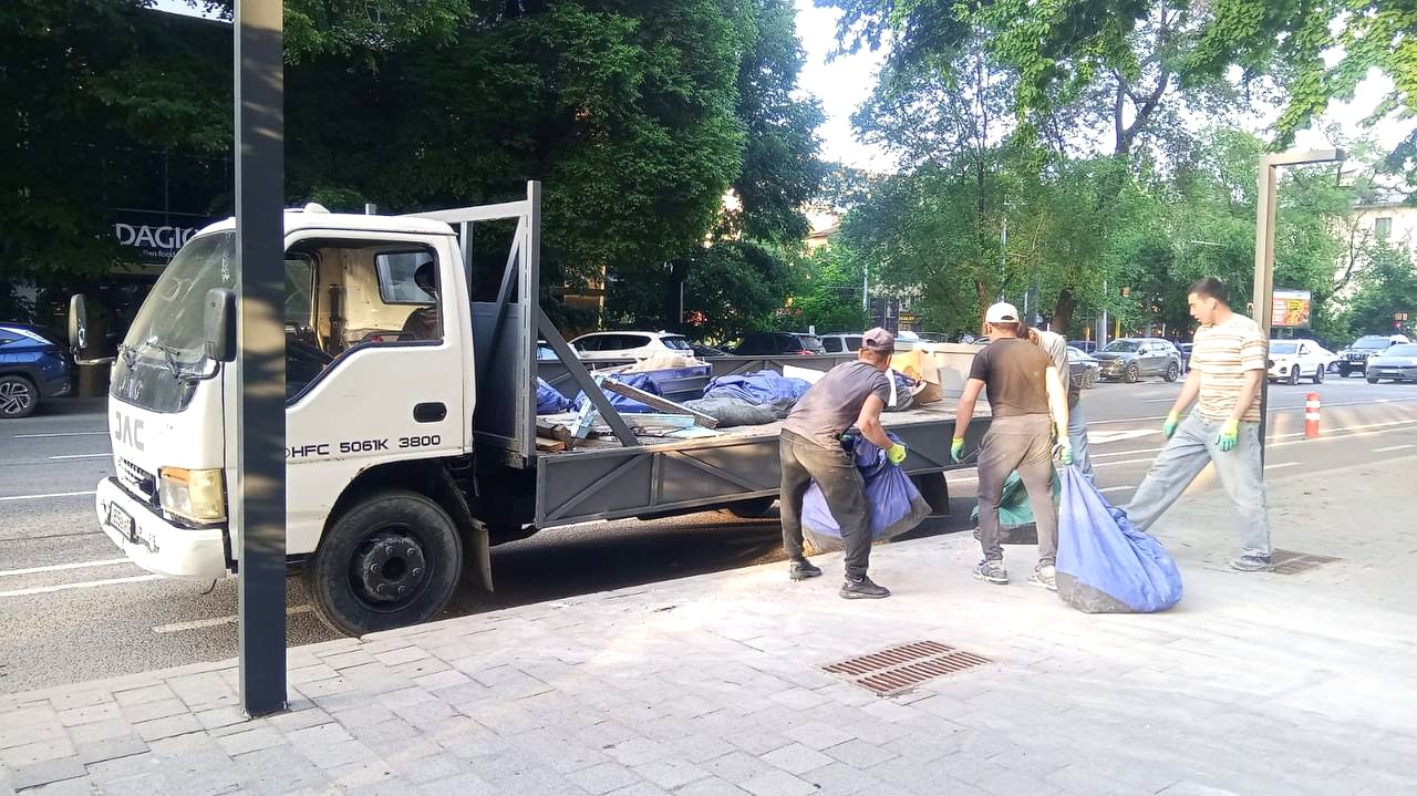 Вывоз мусора Almaty Trans: бригада грузит мешки в бортовой, Алматы