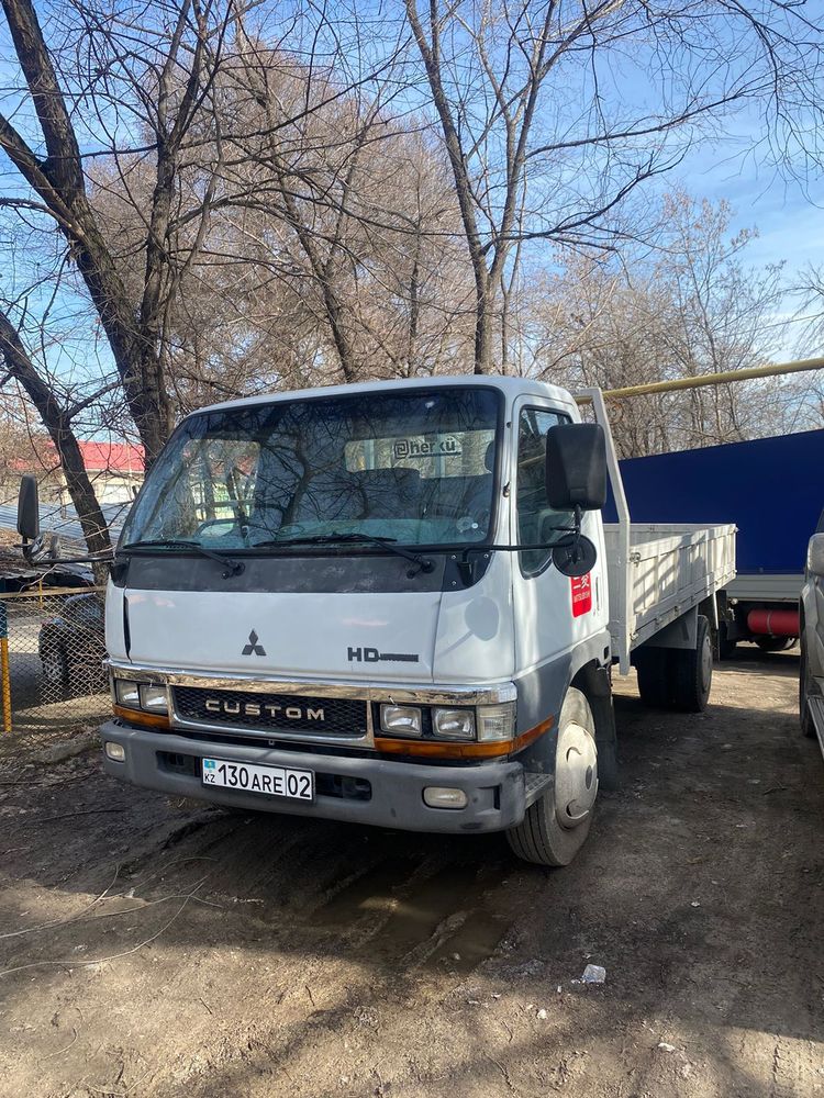 Грузовик Almaty Trans перед подачей на грузоперевозку в Алматы